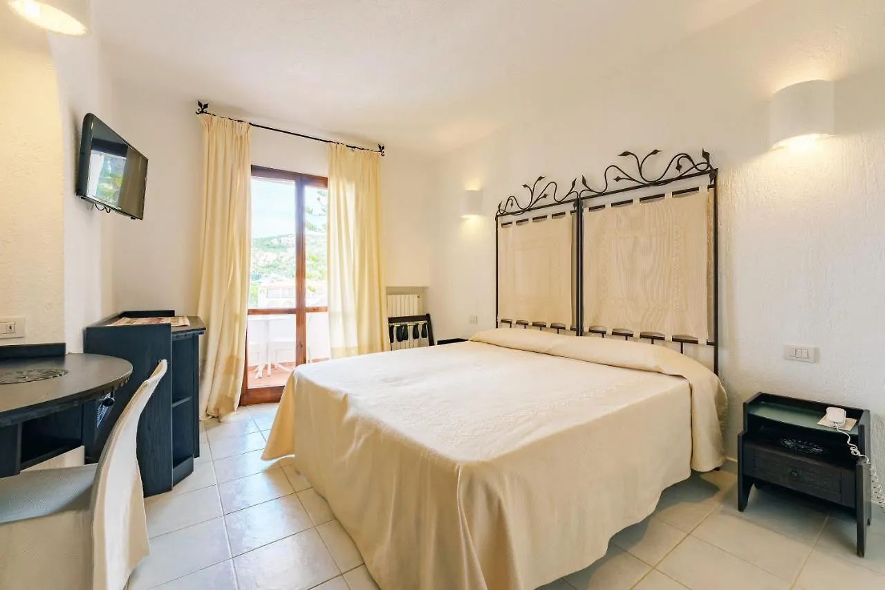 Hotel Punta Est Baja Sardinia 4*,