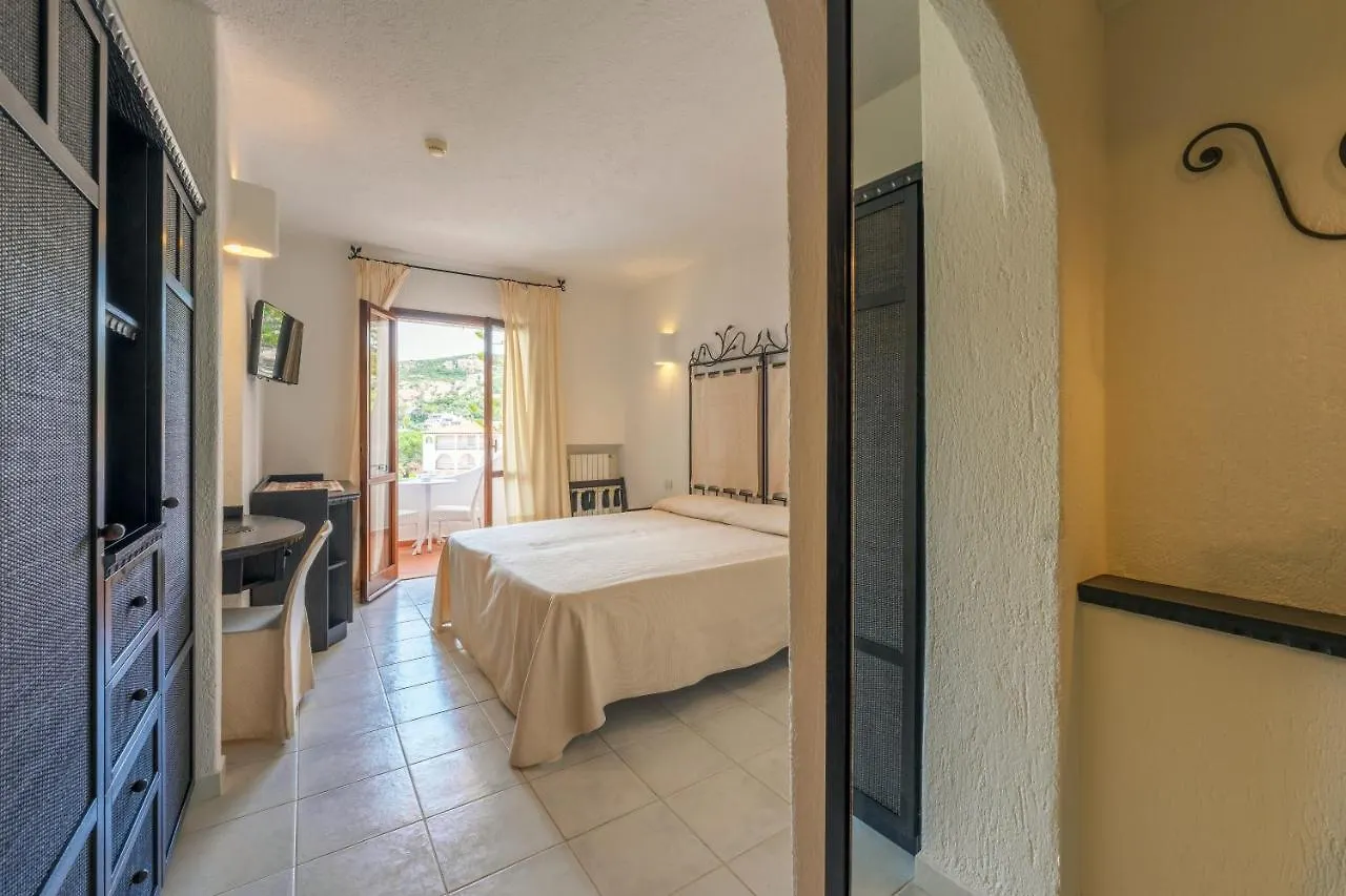 Hotel Punta Est Baja Sardinia 4*,
