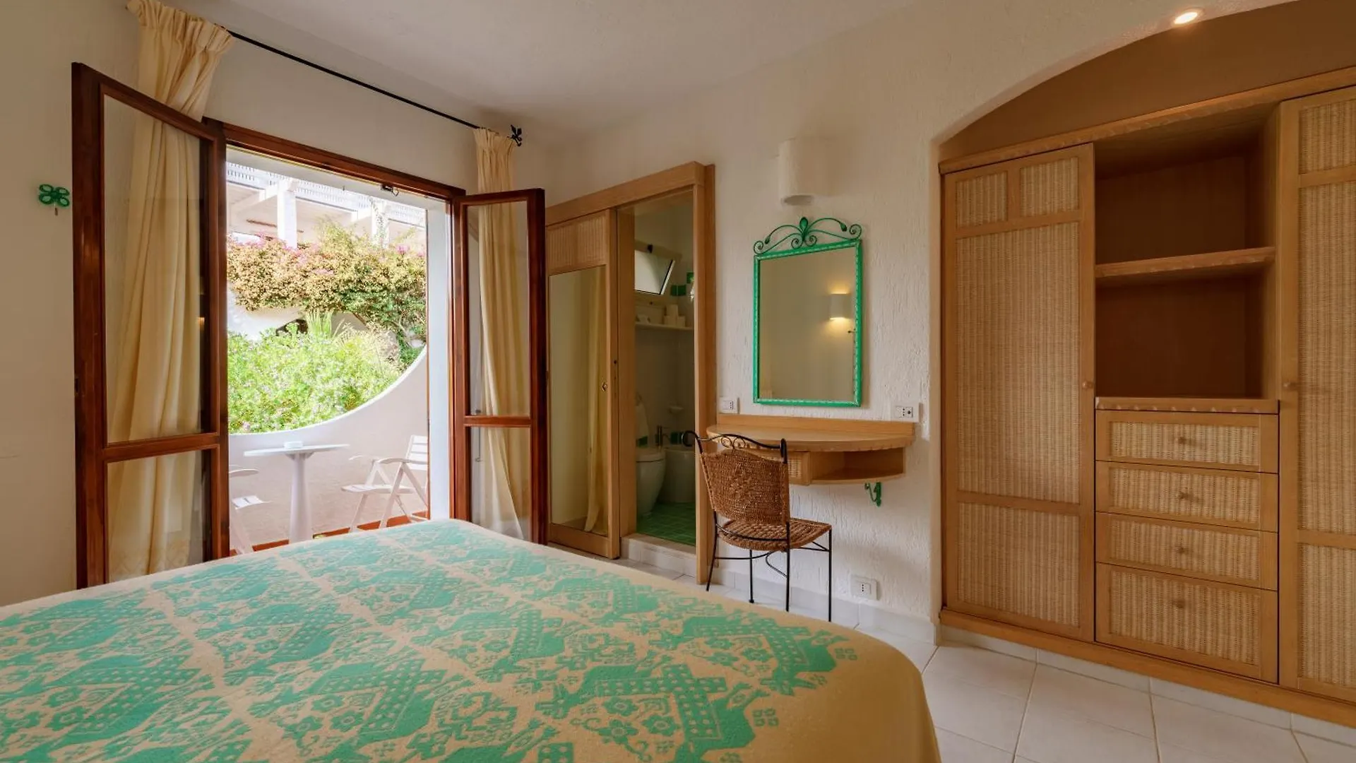 Hotel Punta Est Baja Sardinia 4*,